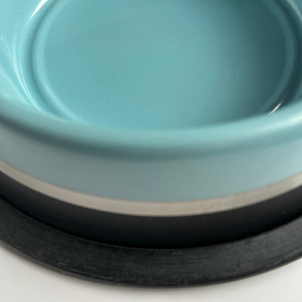 close up of dog bowl showing rim rubber base